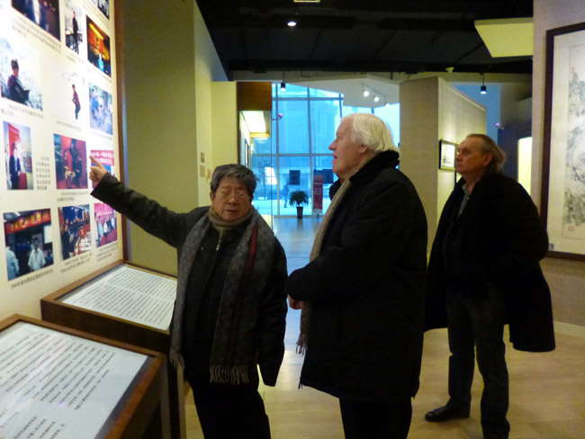 于志学向俄罗斯艺术家介绍于志学美术馆