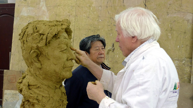 圣彼得堡美协主席、原列宾美院院长、著名雕塑家查尔金为于志学雕塑肖像