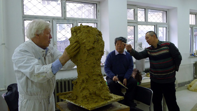 圣彼得堡美协主席、原列宾美院院长、著名雕塑家查尔金为于志学雕塑肖像