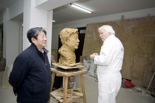 圣彼得堡美协主席、原列宾美院院长、著名雕塑家查尔金为于志学雕塑肖像