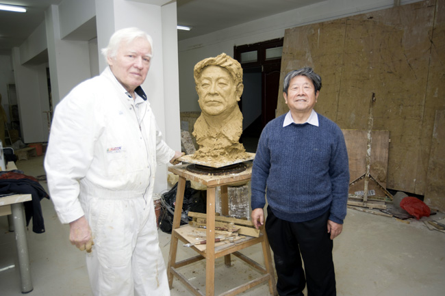 圣彼得堡美协主席、原列宾美院院长、著名雕塑家查尔金为于志学雕塑肖像