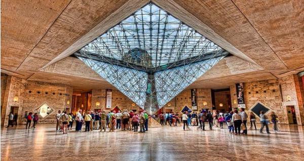 卢浮宫卡鲁塞尔厅是为卢浮宫筹集资金的商业场所