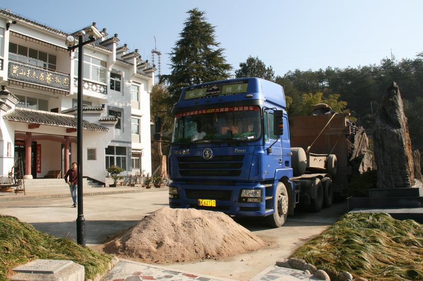 一百二十余吨巨型端砚落户黄山于志学艺术园