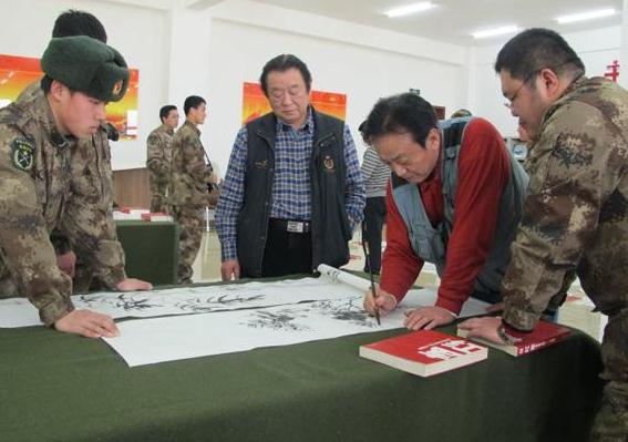 人民美术网总编辑李人毅、韩锡平将军带队送书画到军营(组图)