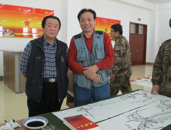 人民美术网总编辑李人毅、韩锡平将军带队送书画到军营(组图)