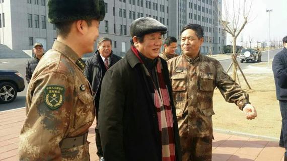 人民美术网总编辑李人毅、韩锡平将军带队送书画到军营(组图)