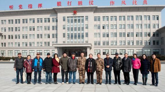 人民美术网总编辑李人毅、韩锡平将军带队送书画到军营(组图)