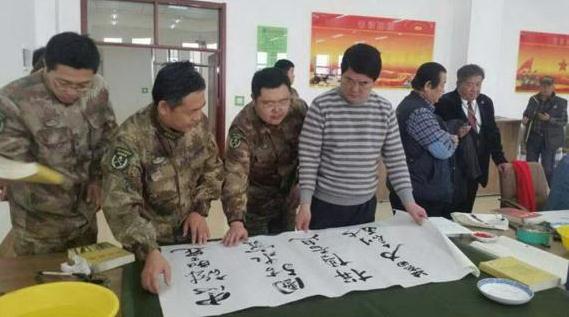 人民美术网总编辑李人毅、韩锡平将军带队送书画到军营(组图)