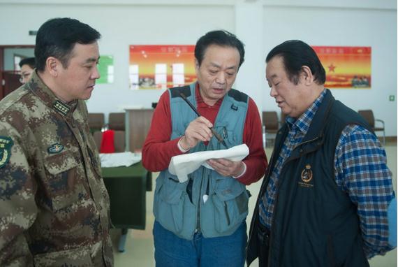 人民美术网总编辑李人毅、韩锡平将军带队送书画到军营(组图)