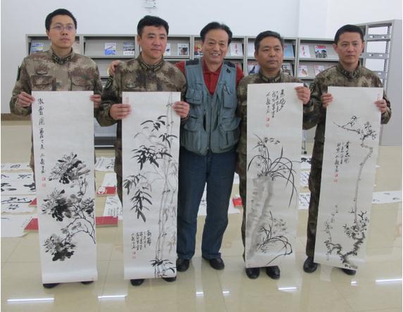 人民美术网总编辑李人毅、韩锡平将军带队送书画到军营(组图)