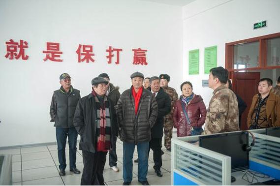 人民美术网总编辑李人毅、韩锡平将军带队送书画到军营(组图)