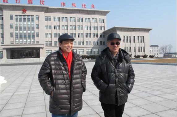 人民美术网总编辑李人毅、韩锡平将军带队送书画到军营(组图)