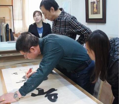 高松:用“手工机裱”将书画装裱传承到底
