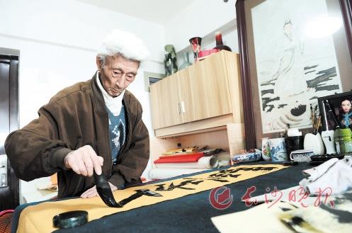 湖南长沙九旬抗战老兵欲捐百幅书法助老兵