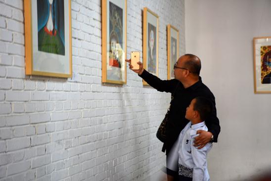 王芳芳支教绘画作品:展示大爱