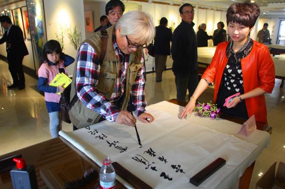 刘彦勇彩墨画作品展览及研讨会在杭举行