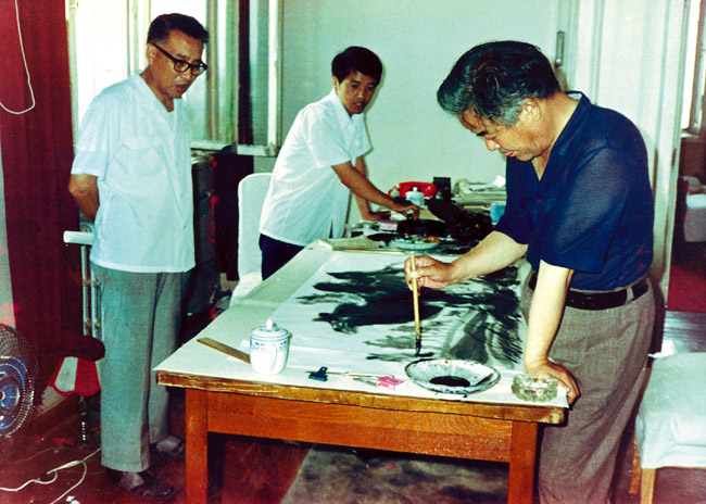 1984年与恩师黄胄先生在哈尔滨作画