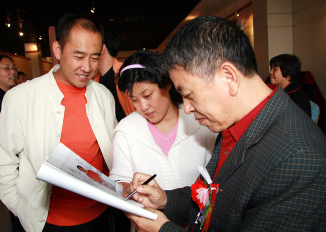 2007年在沧州杨秀坤画展上为观众签字