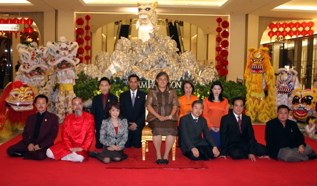 2009年2月，应泰国皇室邀请在曼谷办展时与诗琳通公主合影留念