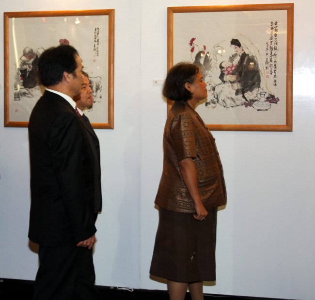2009年泰国诗琳通公主在展览会上欣赏作品