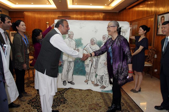 2011年，中国华夏文化遗产基金会会长耿莹女士在巴基斯坦总统府向总统赠送国礼画《心语》（总统特使代收）