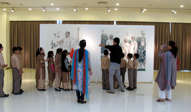 2011年，在巴基斯坦中国画展览会上