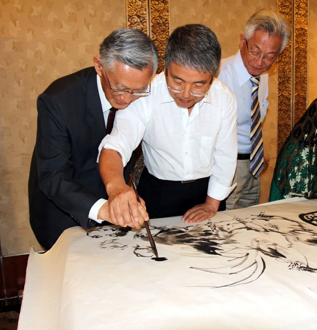 2012年，在台湾中华文化总会与陈履安先生一同作画