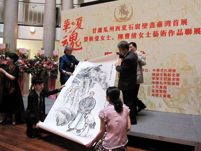 2012年，应台湾中华文化总会邀请，赴台向中华文化总会捐赠作品《孙逸仙先生纳凉图》