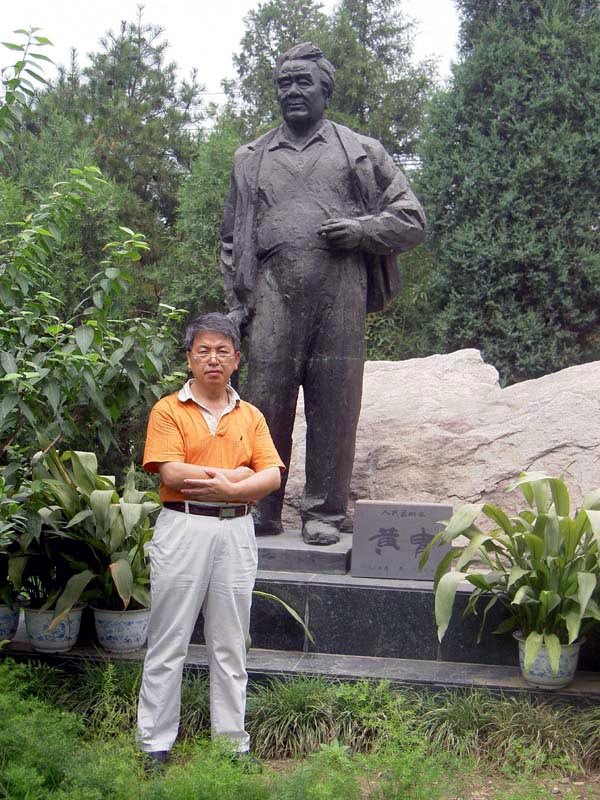 杨秀坤在恩师黄胄先生的雕像前留影