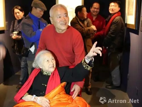 邹佩珠女士在儿子李小可先生的陪同下参观“江山无尽——李可染的世界系列作品展