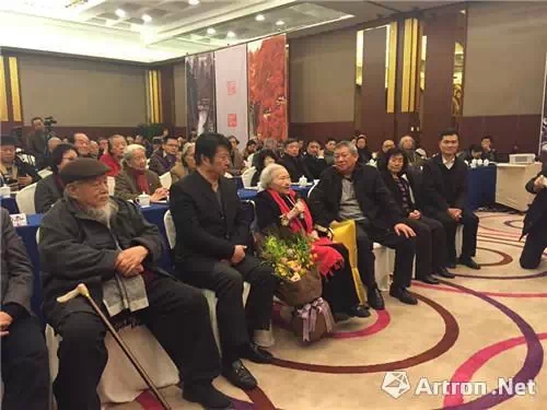 李可染逝世二十五周年纪念会现场,邹佩珠先生从医院赶到会场向到场嘉宾致谢。