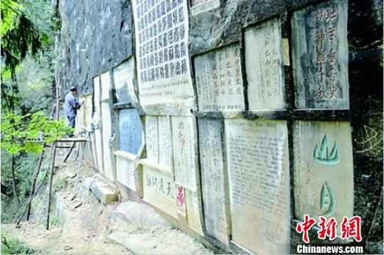 四川巴中俩村民十余年自费摩崖石刻书画达千余幅