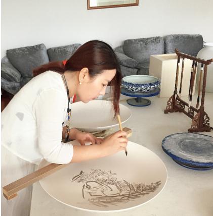 史乙成:把心境幻化为一件美丽的青花瓷作品