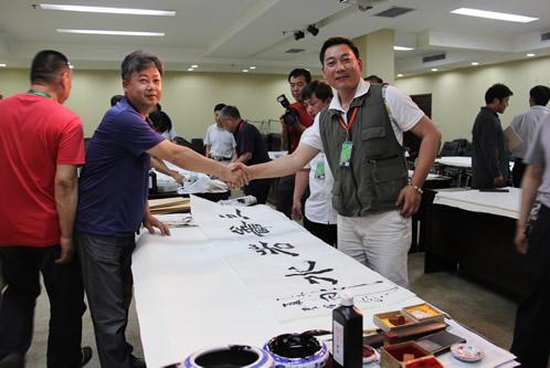 秦野鲁人笔笔深情颂美丽水乡