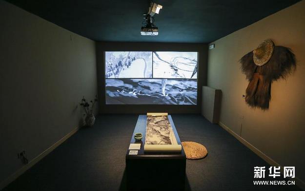 �й���������Ʒ��������˹��������˫��չ