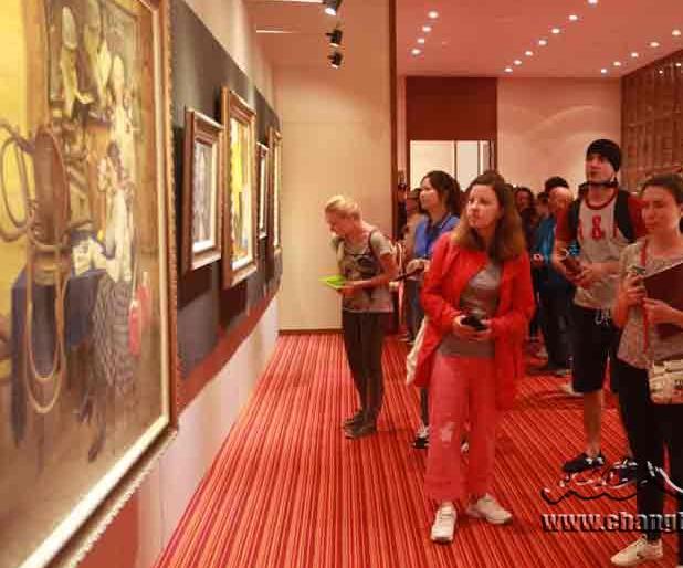 ����˹�б�����ѧԺ������Ʒչ�ڳ���ɽ��չ