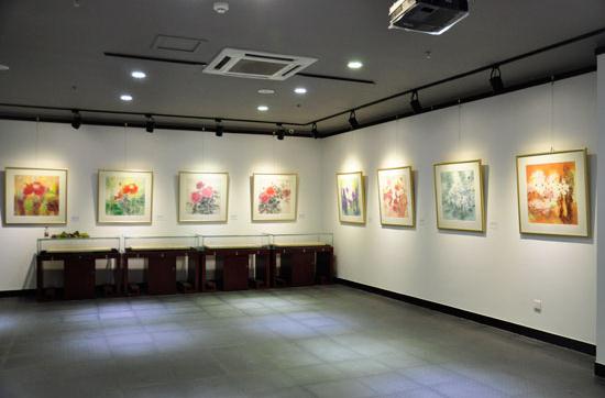 ��ʫ�󡪡���费��ʻ���Ʒչ���ڱ�����Ļ