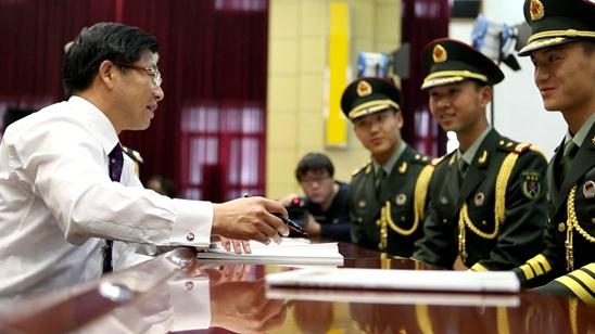 书法家陶洪君阅兵村慰问解放军受阅方阵