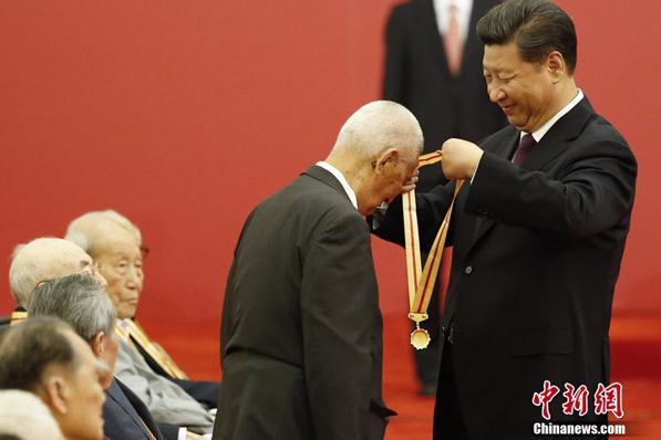 习近平总书记为中国书画艺术家协会主席庄炎林颁发纪念章