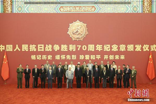 习近平总书记为中国书画艺术家协会主席庄炎林颁发纪念章