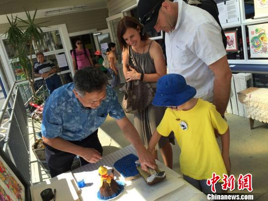 �ӱ���ǿ�껭�߽������� �����������˹�ע