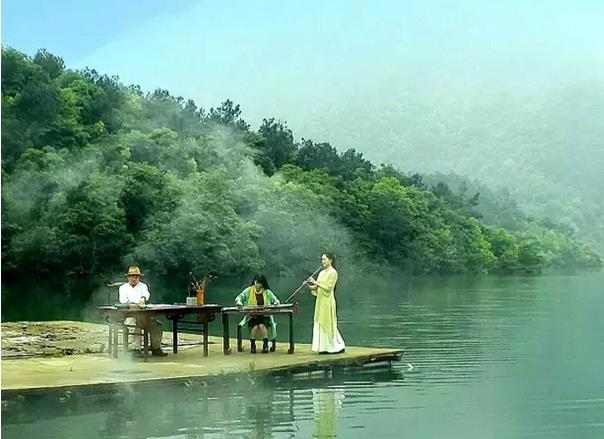 《移动的画案》漂移在千岛湖上