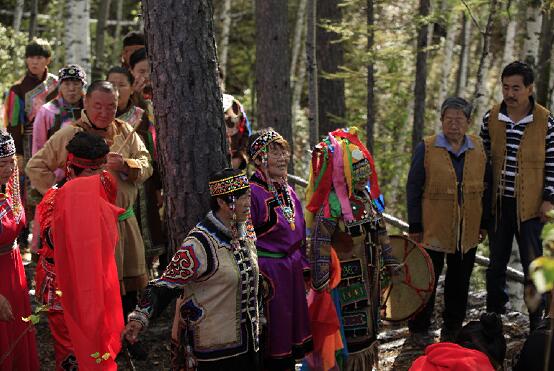 他向全体观众介绍了参加活动的嘉宾,当介绍到鄂温克族使鹿部落最后一