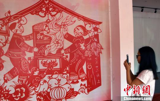 �л����׽��ռ�ֽ������Ʒչ���ร��