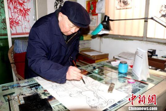 湖北孝感78岁剪纸传人创作两幅巨幅剪纸作品