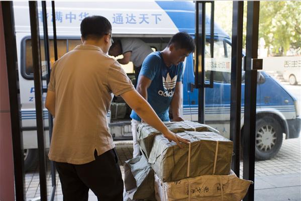 旅美艺术家韩墨捐书3000册 用于宋庆龄基金会西部支教