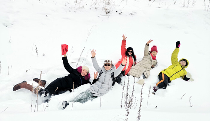 2-��ѩ����Ů���ڰ���ɽѩ�ؼ��黥�� .jpg