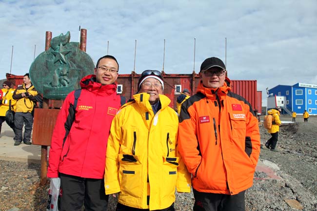 9-在南极长城站与汪大立站长和杨清华研究员IMG_5342.JPG