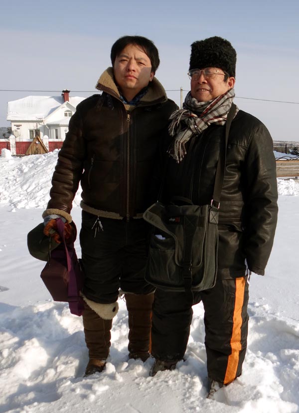 刘坤与恩师于志学在西伯利亚采风写生时合影.jpg