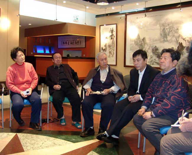 2006年于志学在哈尔滨太阳岛于志学美术馆和长春冰雪画会会员座谈 （左1为作者）DSC05112.JPG
